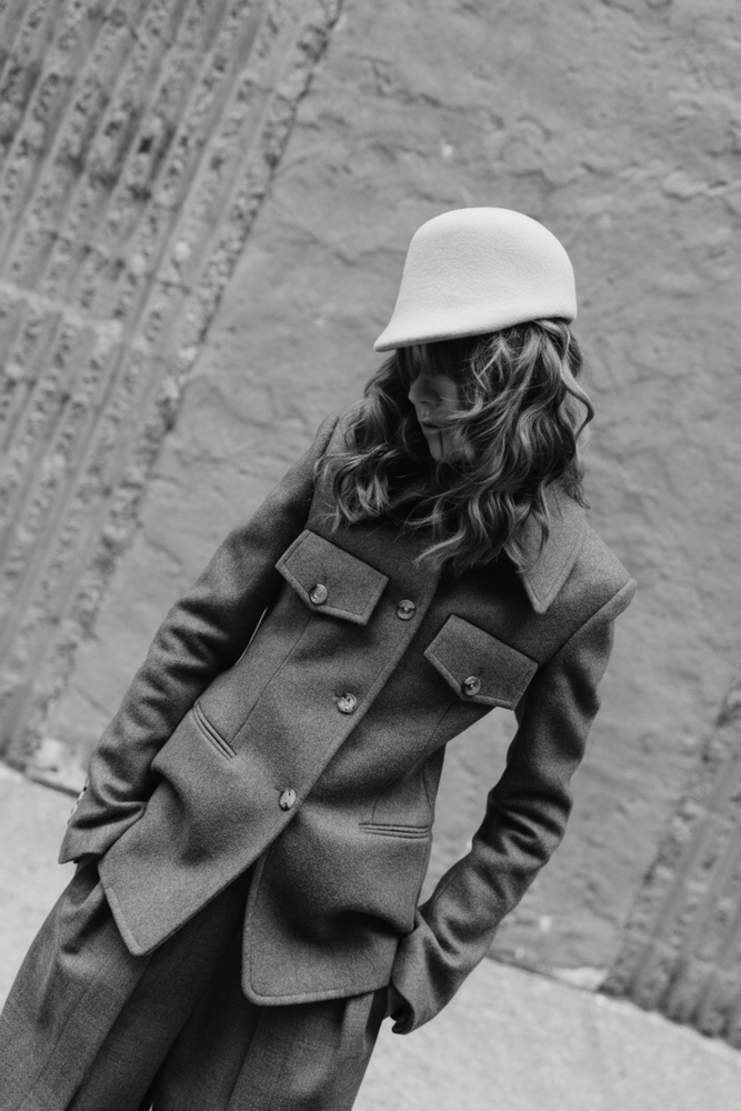 Beige cap on mondel