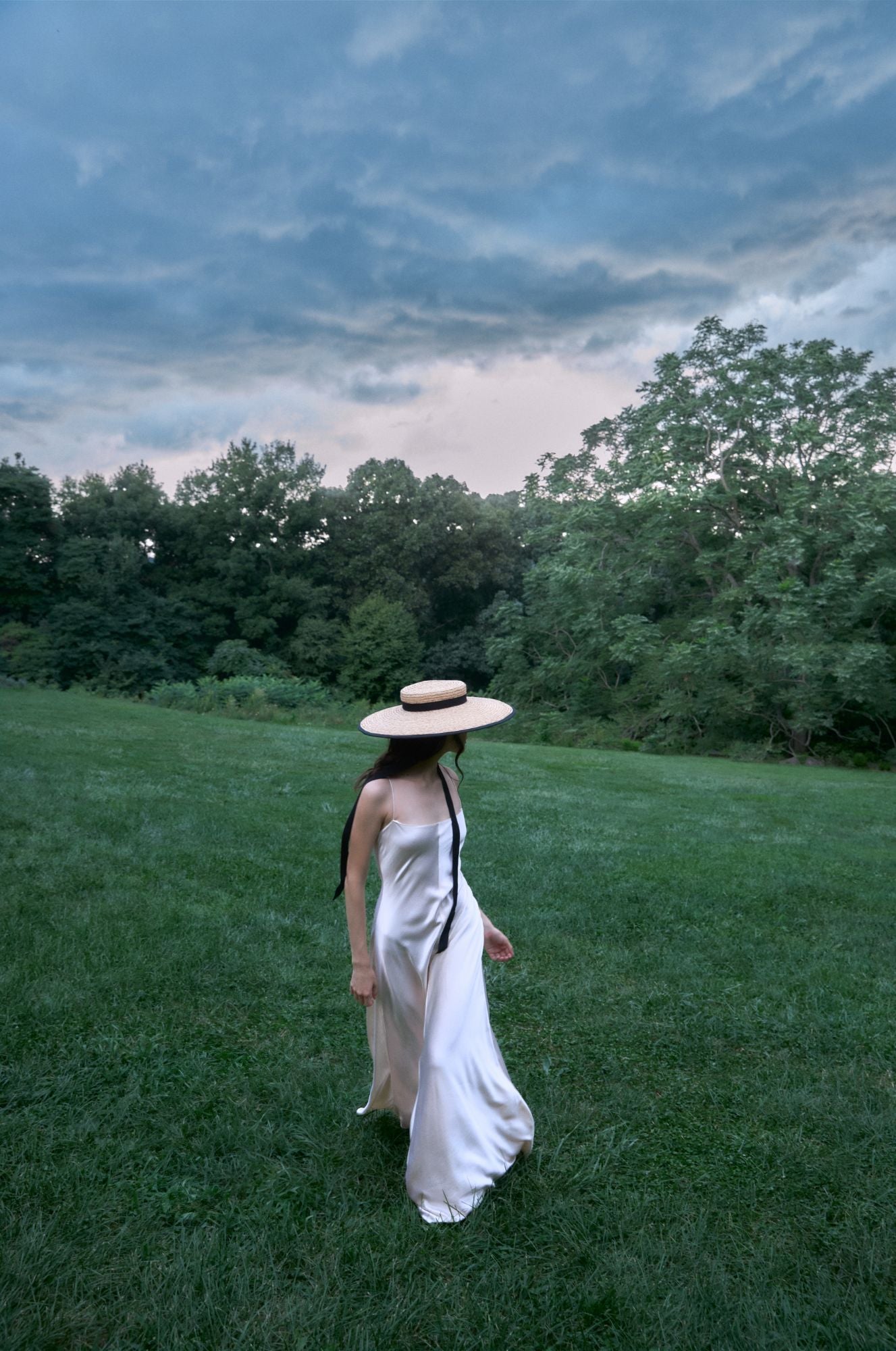 tied hat, wide brim, dramatic hat, evening event dressing, accessory, hat